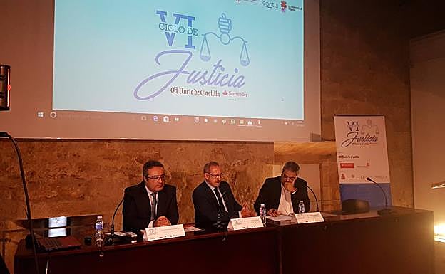 VI Ciclo de Justicia del Norte de Castilla en León con la presencia (de izquierda a derecha) del responsable de la Unidad Central Operativa de Medio Ambiente de la Guardia Civil, Víctor Manuel Valero; el Fiscal de Medio Ambiente y Urbanismo, Antonio Vercher; y el director de El Norte de Castilla, Carlos Aganzo.