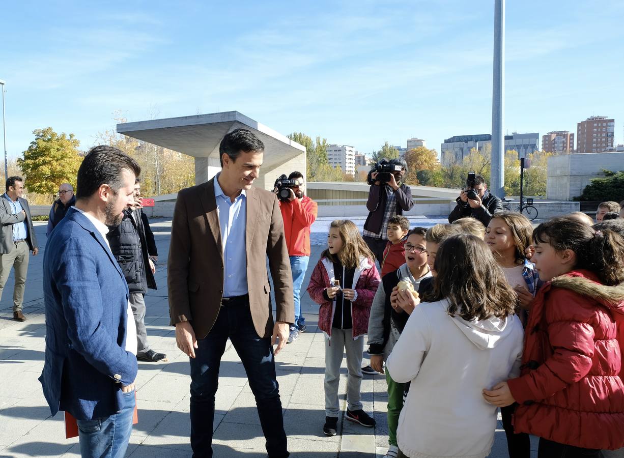 El secretario general del PSOE, Pedro Sánchez, ha avanzado que su partido irá «de la mano» con el PSC a la hora de tejer pactos de Gobierno tras las elecciones catalanas del 21 de diciembre