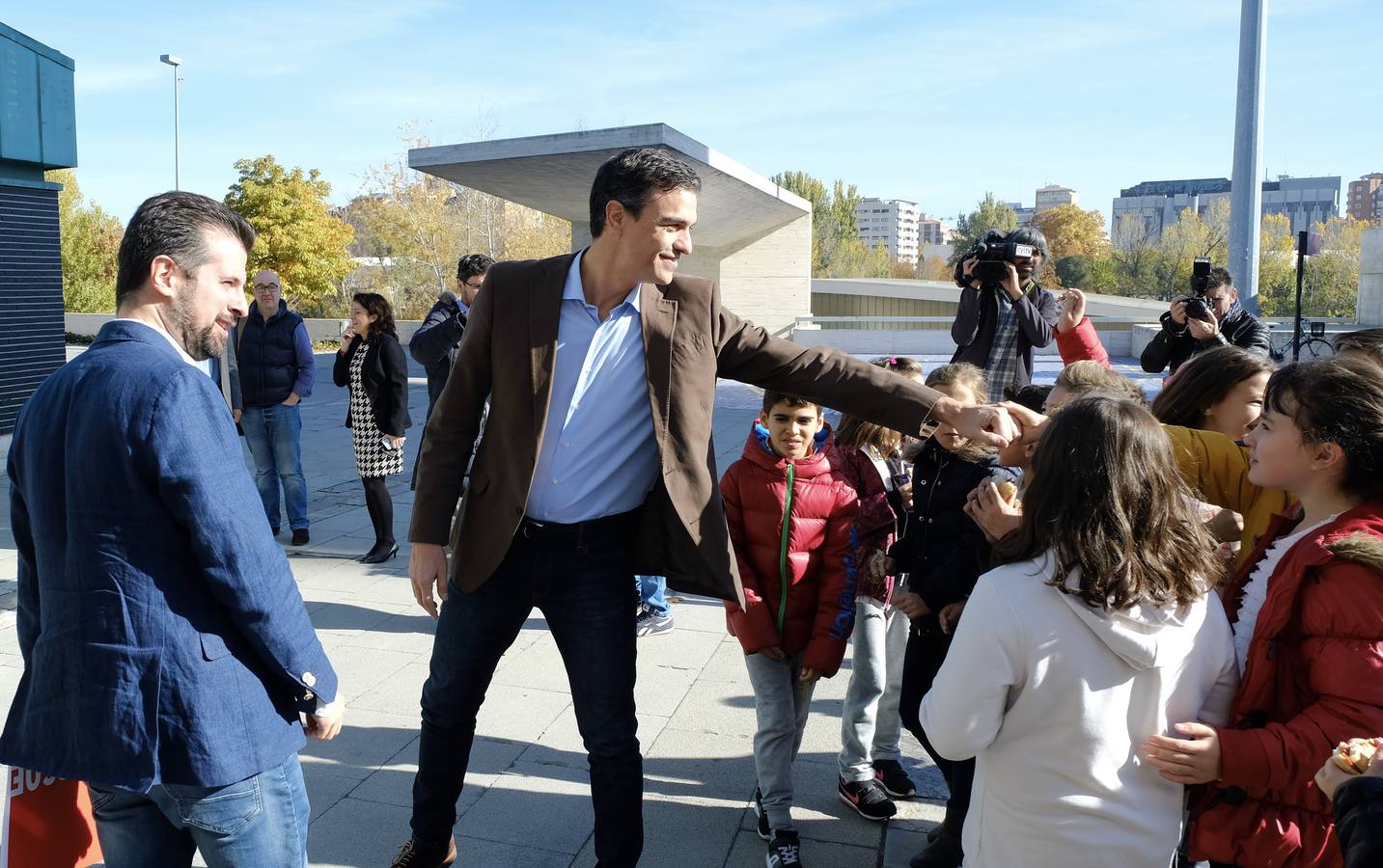 El secretario general del PSOE, Pedro Sánchez, ha avanzado que su partido irá «de la mano» con el PSC a la hora de tejer pactos de Gobierno tras las elecciones catalanas del 21 de diciembre