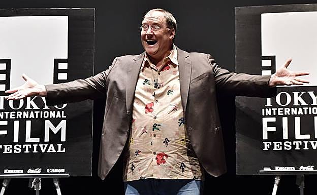 Lasseter saluda al auditorio tras pronunciar una conferencia. 