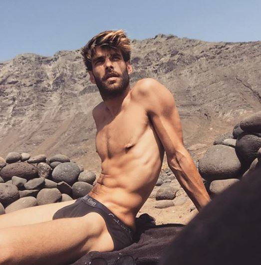 Jon Kortajarena esta siendo viral tras su publicación pegandose una ducha desnudo total. Una vez que la imagen la ha publicado en su perfil de Instagram, ha recibido una cantidad de comentarios.