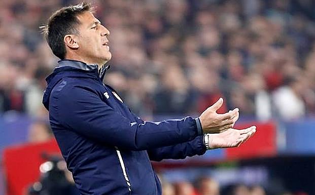 Berizzo da instrucciones a sus futbolistas. 