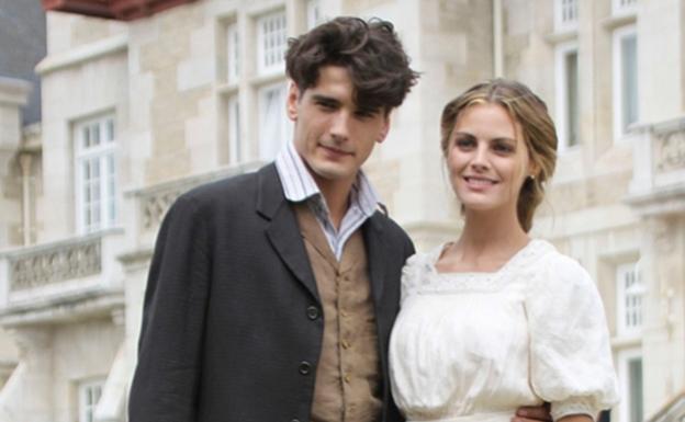 Amaia Salamanca y Yon González, protagonistas de la versión original de 'Gran Hotel'. 