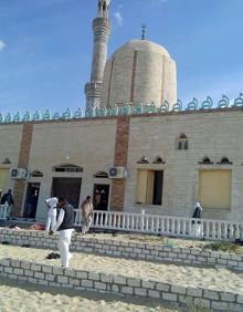 Imagen secundaria 2 - Varios cuerpos, en el interior de la mezquita. 