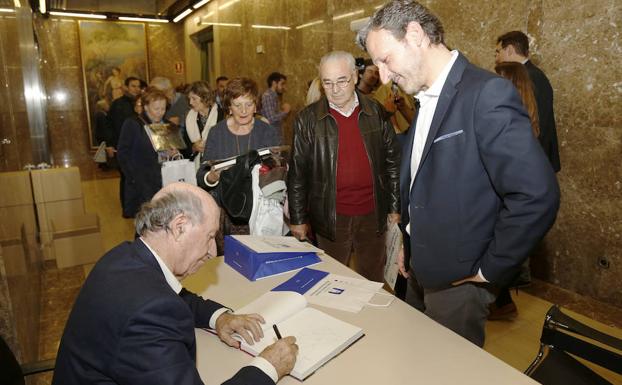 Peridis dedica el libro al diputado nacional del PP Miguel Ángel Paniagua. 