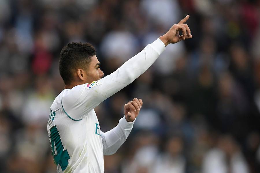 El Real Madrid venció al Málaga 3-2 en el Santiago Bernabéu. Un partido loco donde Benzema abrió la lata y Casemiro volvió a poner ventaja tras el empate de Rolan. El 'Chory' Castro volvió a poner las tablas tras un error de Kiko Casilla y Cristiano, que vio como Roberto paraba su penalti, anotaba a placer en el rechace para dar la victoria a los blancos. 