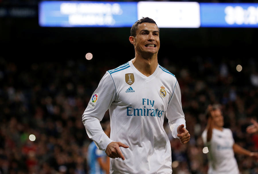 El Real Madrid venció al Málaga 3-2 en el Santiago Bernabéu. Un partido loco donde Benzema abrió la lata y Casemiro volvió a poner ventaja tras el empate de Rolan. El 'Chory' Castro volvió a poner las tablas tras un error de Kiko Casilla y Cristiano, que vio como Roberto paraba su penalti, anotaba a placer en el rechace para dar la victoria a los blancos. 