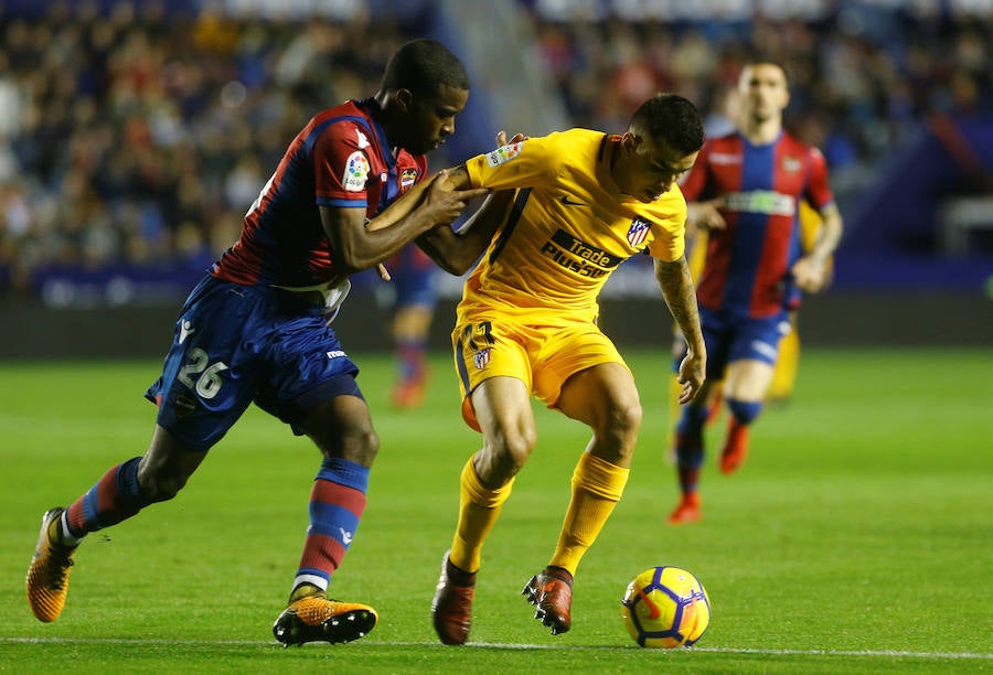 El conjunto rojiblanco venció por 5-0 en el Ciutat de València, donde no había ganado en la última década, con dobletes de Griezmann y Gameiro.