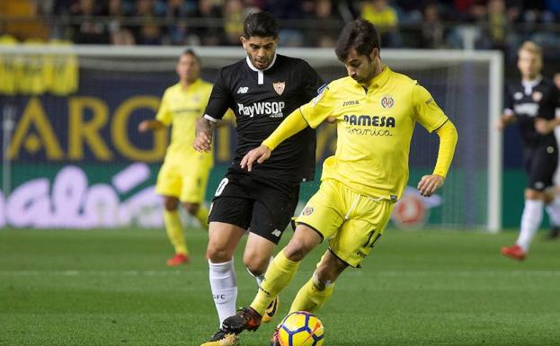 Manuel Trigueros, con el balón ante Ever Banega. 