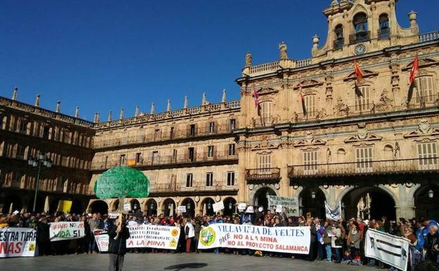 Participantes en l1a protesta, en el Plaza Mayor. 