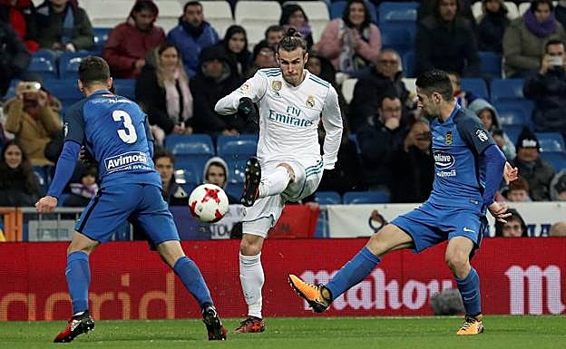Bale centra en la acción del primer gol del Real Madrid. 