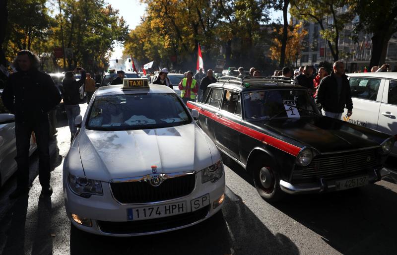 Tensión en la manifestación de los taxistas contra Uber y Cabify