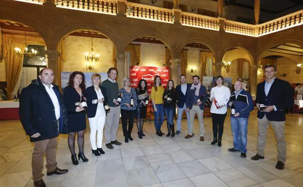 Representantes de los distintos elaboradores de vino Sierra de Salamanca, junto al director técnico y el presidente de la DOP.