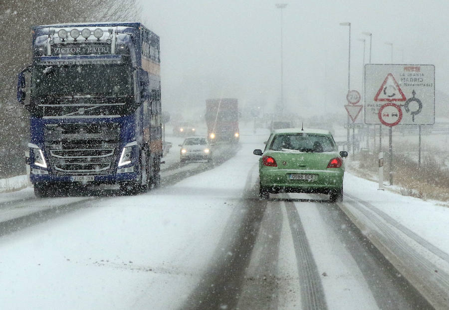 El temporal de nieve y bajas temperaturas es ya una realidad en la provincia de Segovia, donde las primeras nevadas obligan a circular con precaución.