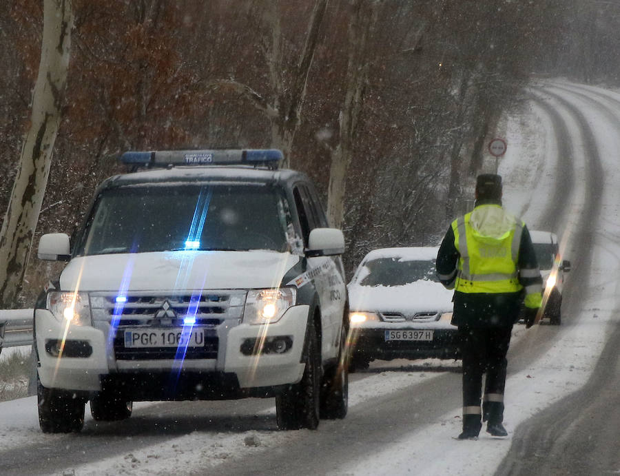 El temporal de nieve y bajas temperaturas es ya una realidad en la provincia de Segovia, donde las primeras nevadas obligan a circular con precaución.