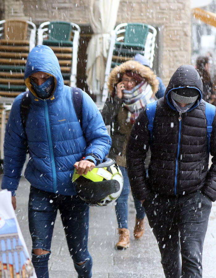 El temporal de nieve y bajas temperaturas es ya una realidad en la provincia de Segovia, donde las primeras nevadas obligan a circular con precaución.