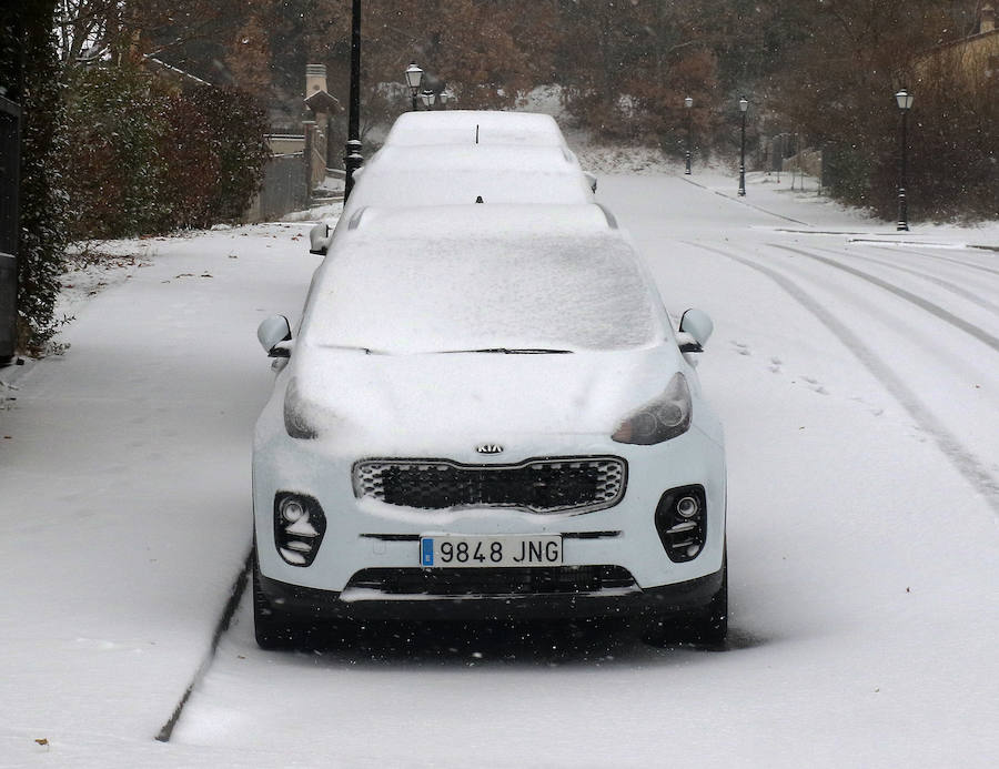 El temporal de nieve y bajas temperaturas es ya una realidad en la provincia de Segovia, donde las primeras nevadas obligan a circular con precaución.