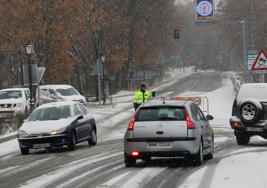 El temporal de nieve y bajas temperaturas es ya una realidad en la provincia de Segovia, donde las primeras nevadas obligan a circular con precaución.