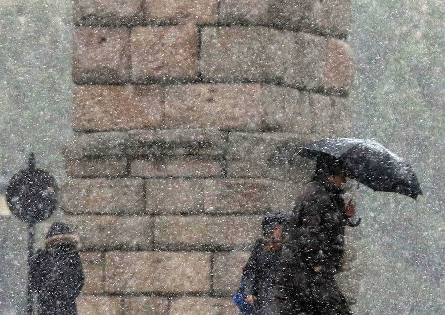 El temporal de nieve y bajas temperaturas es ya una realidad en la provincia de Segovia, donde las primeras nevadas obligan a circular con precaución.