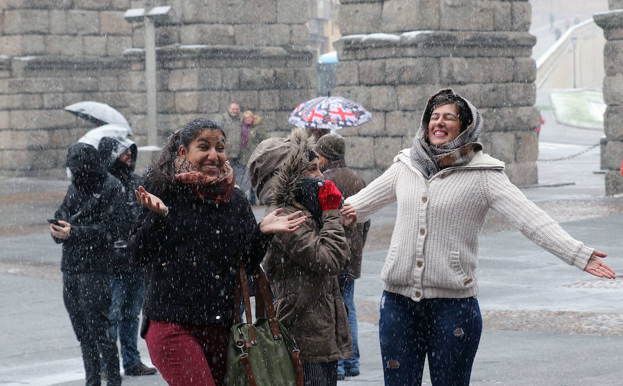 El temporal de nieve y bajas temperaturas es ya una realidad en la provincia de Segovia, donde las primeras nevadas obligan a circular con precaución.