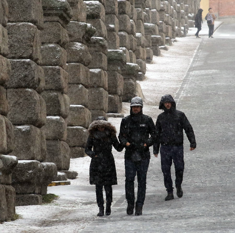 El temporal de nieve y bajas temperaturas es ya una realidad en la provincia de Segovia, donde las primeras nevadas obligan a circular con precaución.