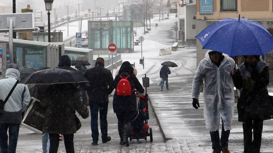 El temporal de nieve y bajas temperaturas es ya una realidad en la provincia de Segovia, donde las primeras nevadas obligan a circular con precaución.