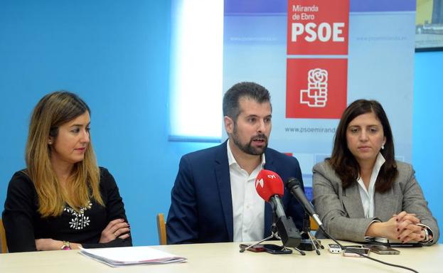 Luis Tudanca, acompañado por la alcaldesa de Miranda, Aitana Hernando, y la secretaria general del PSOE Burgos, Esther Peña