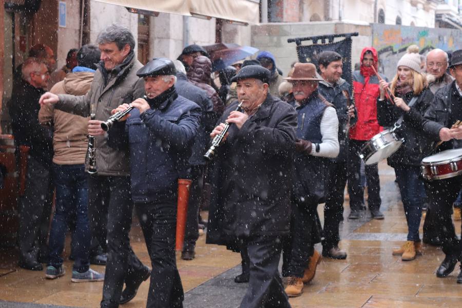 Dulzaineros de Burgos, País Vasco, Cantabria, La Rioja y Castilla y León han tomado las calles de la ciudad celebrando el Día del Dulzainero