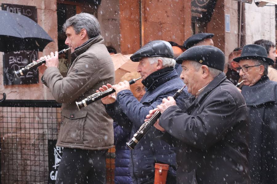 Dulzaineros de Burgos, País Vasco, Cantabria, La Rioja y Castilla y León han tomado las calles de la ciudad celebrando el Día del Dulzainero