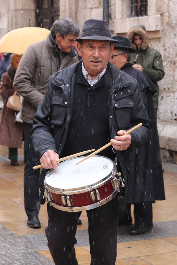 Dulzaineros de Burgos, País Vasco, Cantabria, La Rioja y Castilla y León han tomado las calles de la ciudad celebrando el Día del Dulzainero