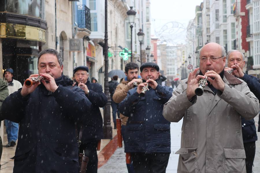Dulzaineros de Burgos, País Vasco, Cantabria, La Rioja y Castilla y León han tomado las calles de la ciudad celebrando el Día del Dulzainero