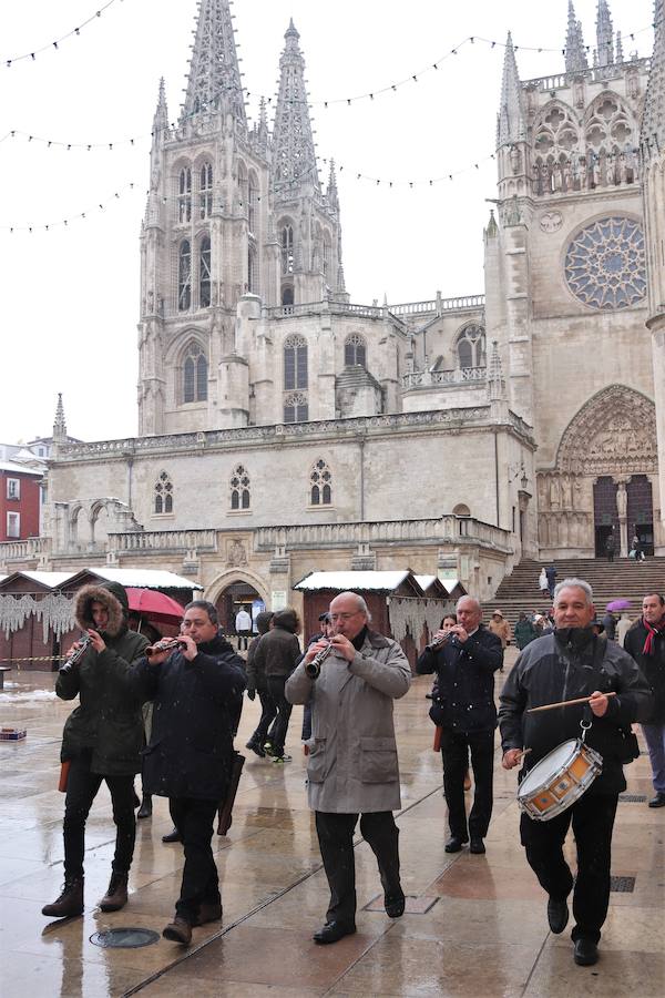 Dulzaineros de Burgos, País Vasco, Cantabria, La Rioja y Castilla y León han tomado las calles de la ciudad celebrando el Día del Dulzainero