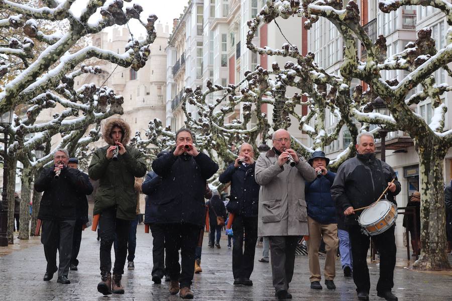 Dulzaineros de Burgos, País Vasco, Cantabria, La Rioja y Castilla y León han tomado las calles de la ciudad celebrando el Día del Dulzainero