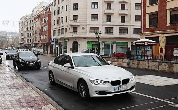Coches circulando por la calle Madrid
