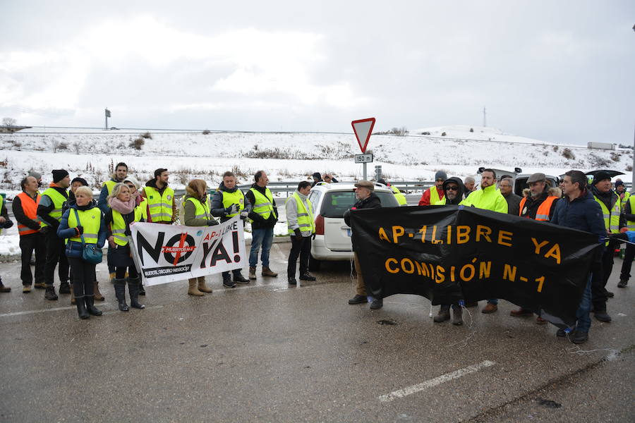 Unas 200 personas vuelven a cortar la N-I a su paso por Briviesca para reclamar una «solución definitiva» a la siniestralidad de la carretera mediante la liberalización total de la AP-1