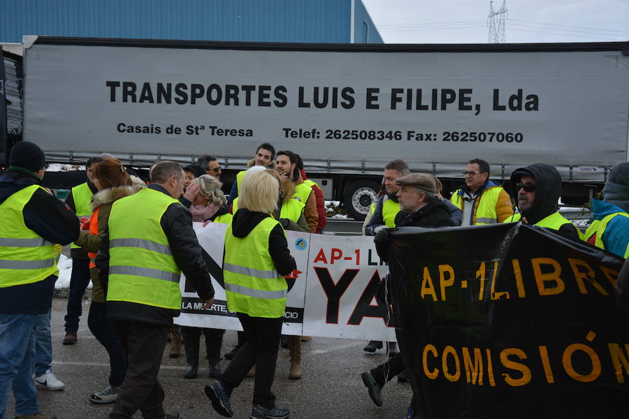 Unas 200 personas vuelven a cortar la N-I a su paso por Briviesca para reclamar una «solución definitiva» a la siniestralidad de la carretera mediante la liberalización total de la AP-1