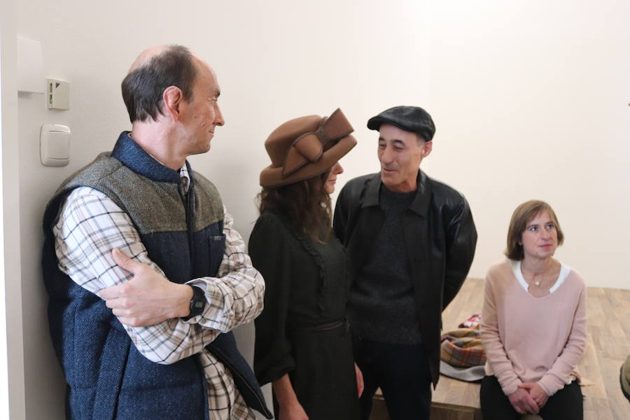 Seis alumnas de Educación Social de la UBU han organizado un desfile de ropa en el que los protagonistas han sido nueve personas sin hogar. Se trata de una metáfora, ya que para ellos las prendas de vestir es su refugio.