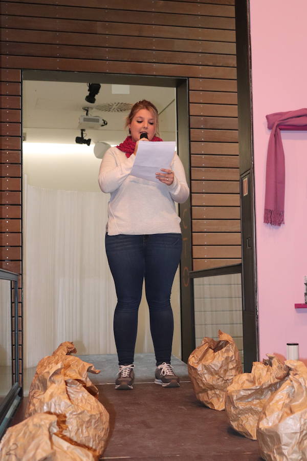 Seis alumnas de Educación Social de la UBU han organizado un desfile de ropa en el que los protagonistas han sido nueve personas sin hogar. Se trata de una metáfora, ya que para ellos las prendas de vestir es su refugio.