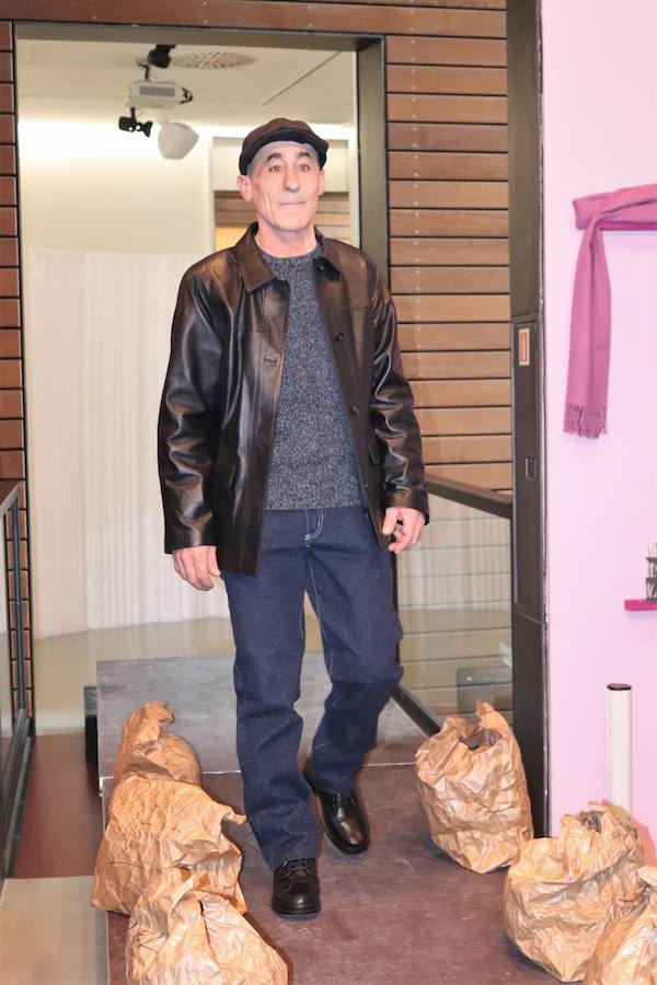 Seis alumnas de Educación Social de la UBU han organizado un desfile de ropa en el que los protagonistas han sido nueve personas sin hogar. Se trata de una metáfora, ya que para ellos las prendas de vestir es su refugio.