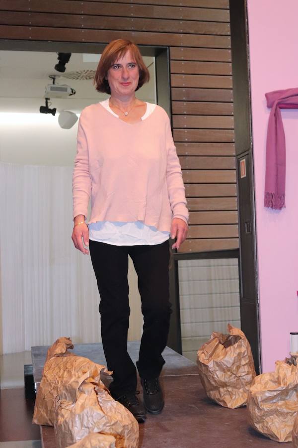 Seis alumnas de Educación Social de la UBU han organizado un desfile de ropa en el que los protagonistas han sido nueve personas sin hogar. Se trata de una metáfora, ya que para ellos las prendas de vestir es su refugio.