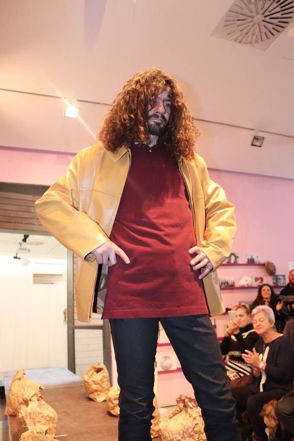 Seis alumnas de Educación Social de la UBU han organizado un desfile de ropa en el que los protagonistas han sido nueve personas sin hogar. Se trata de una metáfora, ya que para ellos las prendas de vestir es su refugio.