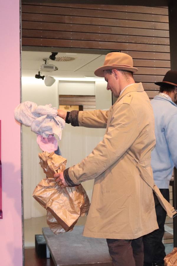 Seis alumnas de Educación Social de la UBU han organizado un desfile de ropa en el que los protagonistas han sido nueve personas sin hogar. Se trata de una metáfora, ya que para ellos las prendas de vestir es su refugio.