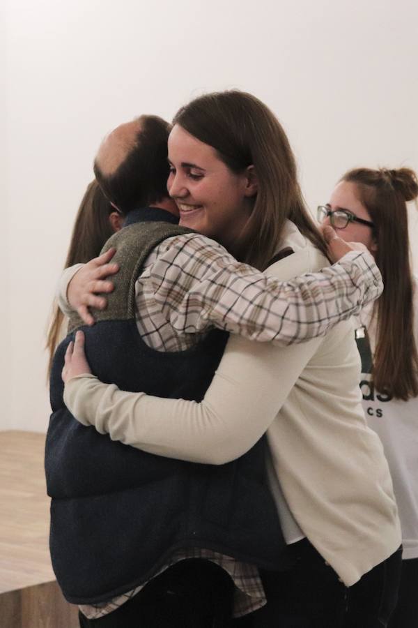 Seis alumnas de Educación Social de la UBU han organizado un desfile de ropa en el que los protagonistas han sido nueve personas sin hogar. Se trata de una metáfora, ya que para ellos las prendas de vestir es su refugio.