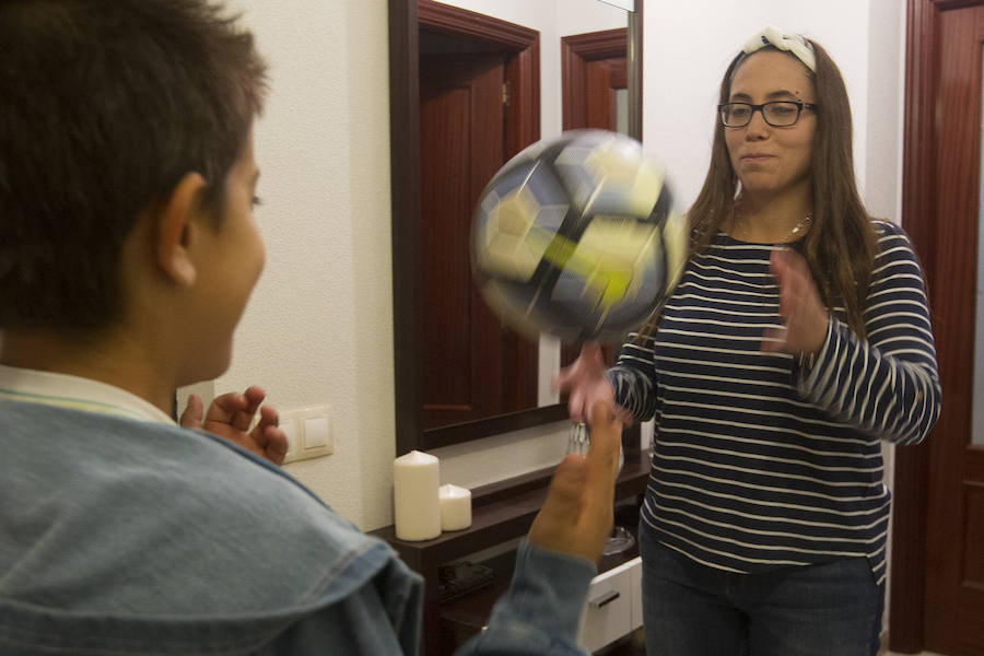 Miriam Martín juega con su hijo. 