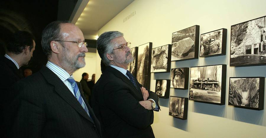 Con el aquel entonces alcalde de Valladolid, Javier León de la Riva, observando las fotografías de la exposición 'Luces del Duero 1900-1970', en Valladolid.