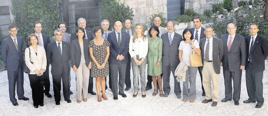 Foto de familia de los asistentes a la primera reunión de la Fundación Miguel Delibes, en octubre de 2011.