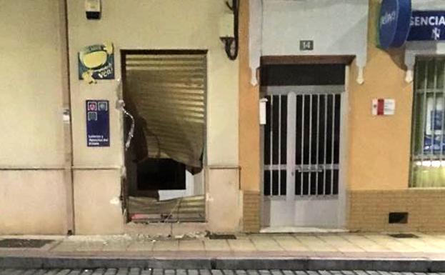 La puerta destrozada del bar. 