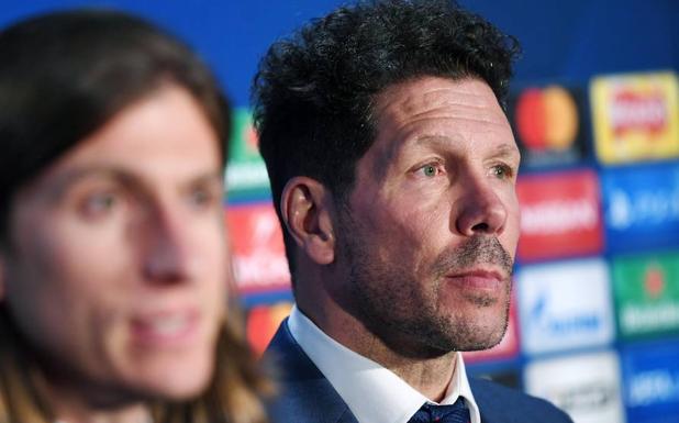 Simeone (d), junto a Filipe Luís. 