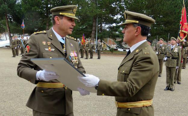 Telesforo Angulo recibiendo el diploma de Artillero de Honor