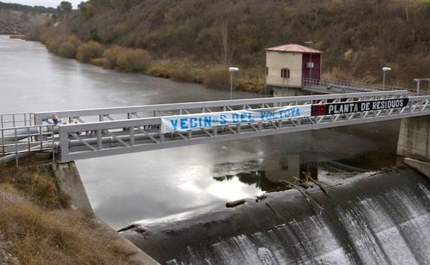 Pancarta en el azud del río Eresma, en término de Coca.